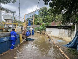 Banjir di Petogogan, Sudin SDA Jaksel Perbaiki Tanggul Sekitar Kali Krukut