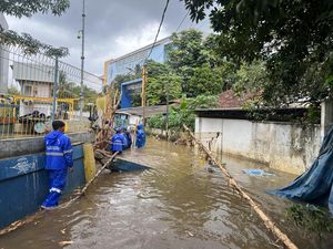 Video Derasnya Arus Banjir Rendam Petogogan Jaksel