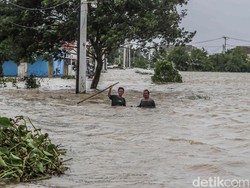 Video Banjir di Bekasi Berombak Bak Lautan, Warga Mengungsi