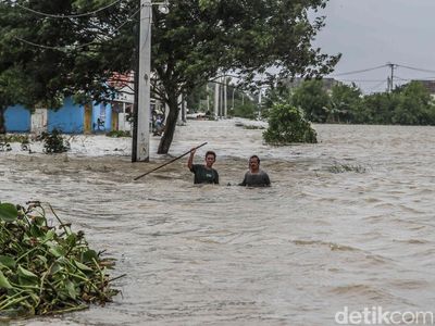 Banjir Putus Akses Jalan Raya Sukamekar Tambun Utara