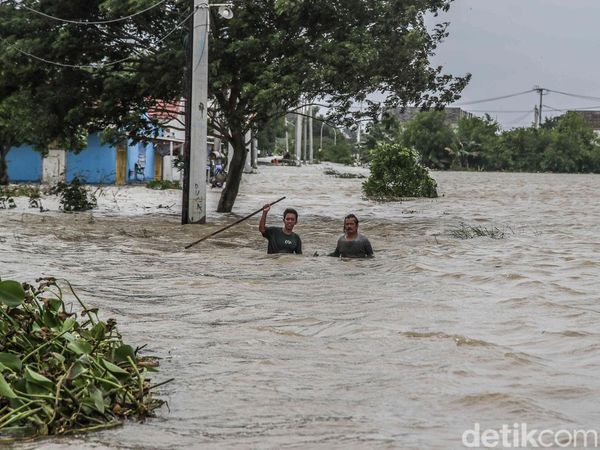 Banjir Putus Akses Jalan Raya Sukamekar Tambun Utara