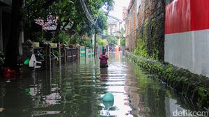 Hujan Deras Picu Banjir di Kampung Baru, Jakarta Timur