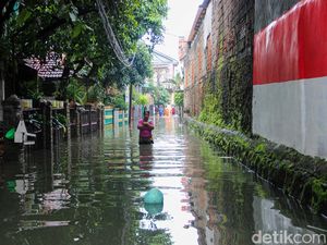 Hujan Deras Picu Banjir di Kampung Baru, Jakarta Timur