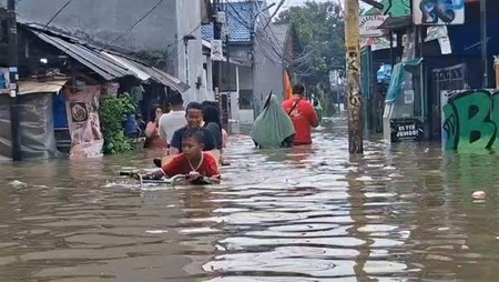 Banjir setinggi satu meter menggenangi permukiman warga di kawasan Jalan Pulo Indah Raya, RT 10 RW 08, Duri Kosambi, Cengkareng, Jakarta Barat, Jumat (23/1/2026).