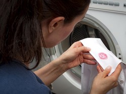 Cara Menghilangkan Noda Lipstik di Baju dengan Mudah dan Efektif