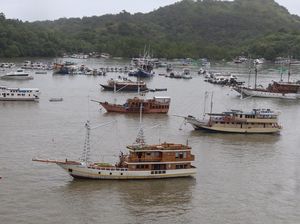 Cuaca Buruk, Seluruh Kapal Wisata Labuan Bajo Dilarang Berlayar