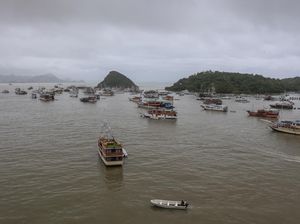 Kapal Wisata Labuan Bajo Dilarang Berlayar sampai Cuaca Kembali Membaik