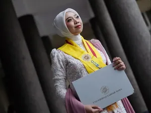 Dea Angelia, Lulusan Doktor Termuda UGM yang Buktikan Mimpi Besar Tak Kenal Usia