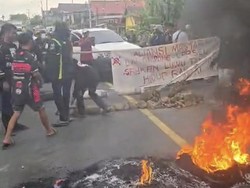 Massa Demo Luwu Raya Cor Jalan Poros Trans Sulawesi di Batulappa, Lalin Lumpuh