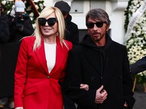 Gaya Bold Donatella Versace Melayat Valentino, Pakai Setelan Jas Merah Terang