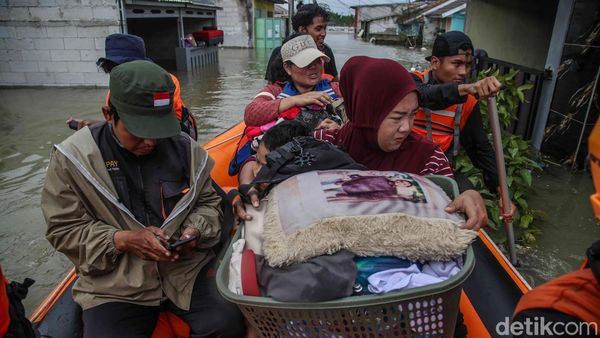 Evakuasi Banjir Tambun Utara, Petugas Sisir Permukiman Green Permata Residence