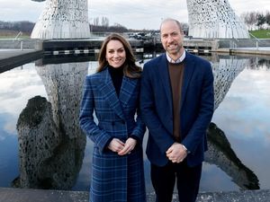 Kate Middleton Angkat Warisan Tartan Lewat Mantel Rancangannya