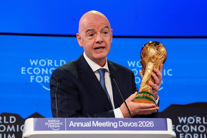 Canda Gianni Infantino: Pegang Trofi Piala Dunia Jalur Jadi Presiden FIFA