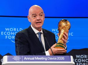 Canda Gianni Infantino: Pegang Trofi Piala Dunia Jalur Jadi Presiden FIFA