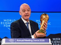 Canda Gianni Infantino: Pegang Trofi Piala Dunia Jalur Jadi Presiden FIFA