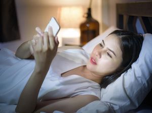 Dokter Tak Sarankan Main Hp Sambil Rebahan, Risiko Saraf Kejepit