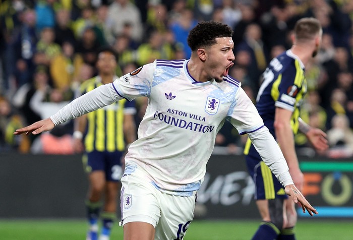 Soccer Football - UEFA Europa League - Fenerbahce v Aston Villa - Sukru Saracoglu Stadium, Istanbul, Turkey - January 22, 2026 Aston Villa's Jadon Sancho celebrates scoring their first goal REUTERS/Umit Bektas
