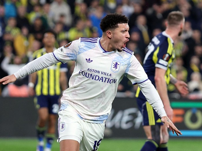 Soccer Football - UEFA Europa League - Fenerbahce v Aston Villa - Sukru Saracoglu Stadium, Istanbul, Turkey - January 22, 2026 Aston Villa's Jadon Sancho celebrates scoring their first goal REUTERS/Umit Bektas