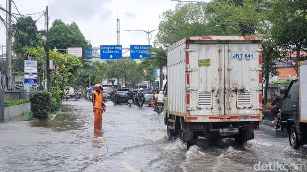 Jalan Daan Mogot, Grogol Petamburan, Jakarta Barat tergenang banjir pagi ini. Kepadatan kendaraan terjadi di Jalan Daan Mogot dan ruas jalan sekitarnya. (Taufiq/detikcom)