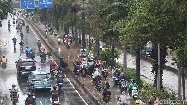Jalan Daan Mogot Masih Tergenang Meski Air Mulai Surut