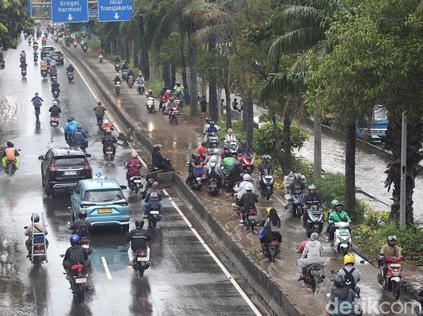 Jalan Daan Mogot Masih Tergenang Meski Air Mulai Surut