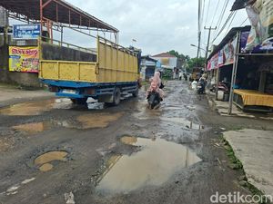 Budi Doremi Soroti Jalan Rusak di Serang, Kondisinya Berlubang dan Tergenang
