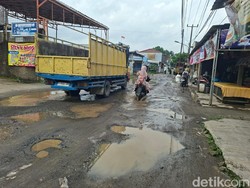 Budi Doremi Soroti Jalan Rusak di Serang, Kondisinya Berlubang dan Tergenang