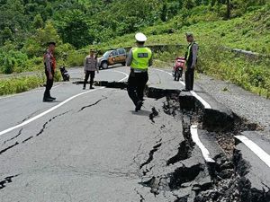 Jalan di Sekotong Lombok Barat Terbelah Usai Diguyur Hujan Deras