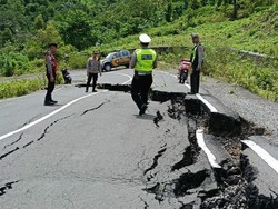 Jalan di Sekotong Lombok Barat Terbelah Usai Diguyur Hujan Deras