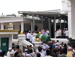 Tiba di Masjid Agung Palembang, Jenazah Haji Alim Disambut Ribuan Warga