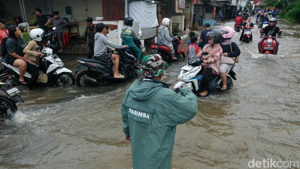 Kali Angke Meluap, Komplek Ciledug Indah Banjir