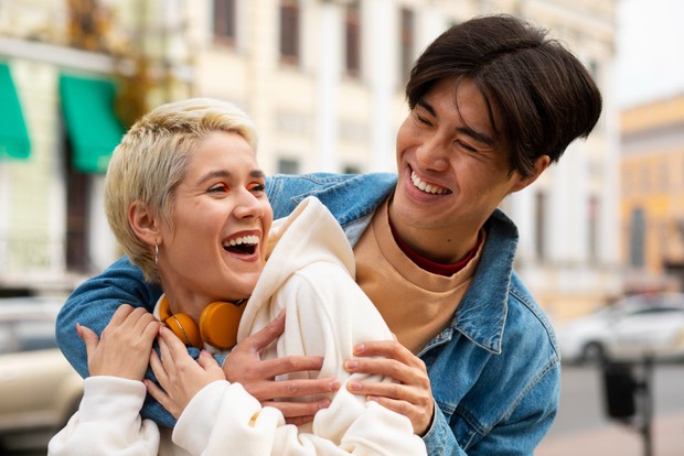 Kalimat flirting perempuan sering hadir dalam bentuk ungkapan sederhana yang sarat makna emosional/Foto: Freepik/pikisuperstar Kalimat flirting perempuan sering hadir dalam bentuk ungkapan sederhana yang sarat makna emosional. Pilihan kata yang tepat mampu menunjukkan perhatian, apresiasi, dan ketertarikan secara elegan tanpa perlu pernyataan yang berlebihan.