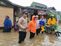 Video: Tanggul Kali Angke Jebol, Ratusan Rumah di Tangerang Banjir