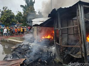 Pasar Loak Adiwerna Tegal Terbakar