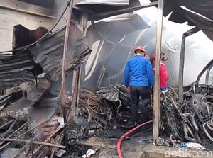 Video: Pasar Loak di Adiwerna Tegal  Terbakar, Diduga Korsleting Listrik