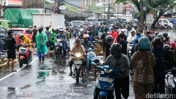 Kebanjiran, Lalin Jalan Hasyim Ashari Tangerang Kusut
