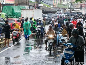 Kebanjiran, Lalin Jalan Hasyim Ashari Tangerang Kusut
