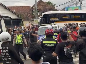 Usai Tabrak Motor-Mobil di Kediri, Sopir Bus Harapan Jaya Nyaris Dimassa