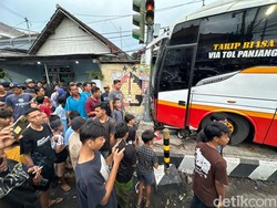 Bus Tabrak Mobil, Motor, hingga Rumah di Kediri, 4 Orang Terluka