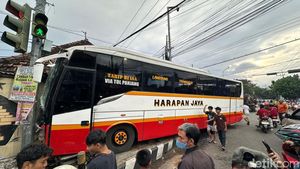 Potret Bus Harapan Jaya Tabrak Mobil hingga Rumah di Kota Kediri