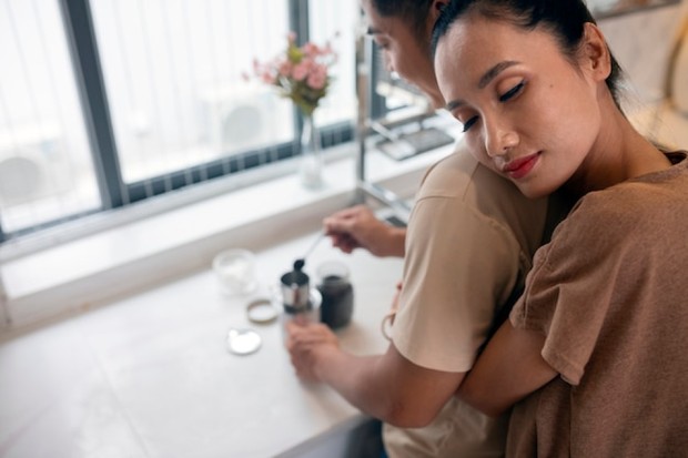 Kesan pertama pria di mata perempuan tidak selalu ditentukan oleh parfum yang kuat. Aroma bersih dan segar yang alami menunjukkan kebiasaan merawat diri secara konsisten.