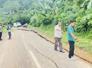 Jalan Parado Retak-Terbelah, Warga 5 Desa di Bima Terancam Terisolasi