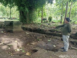 Viral Situs Mejo Miring Blitar Dirusak-Batu Lantai Diangkut