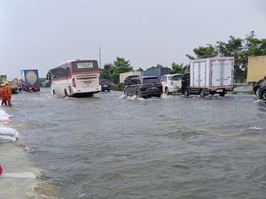 Sungai Ciujung Meluap, Jalan Tol Arah Merak Tergenang Banjir