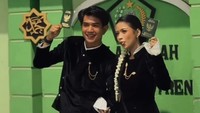 Viral Nikah Sederhana di KUA, Penampilan Serba Hitam Pasangan Ini Disorot