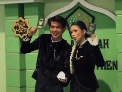 Viral Nikah Sederhana di KUA, Penampilan Serba Hitam Pasangan Ini Disorot