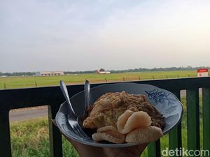 Menikmati Nasi Goreng dengan Pemandangan Pesawat Lepas Landas, Tiket Rp 3 Ribu