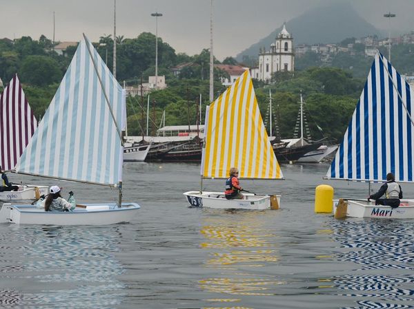 Perahu Layar Bermotif Seni Daniel Buren Warnai Regatta di Teluk Guanabara