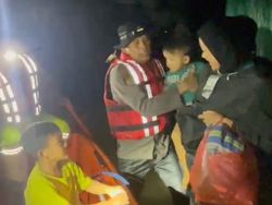 Banjir Jakarta-Bekasi, Polda Metro Evakuasi dan Layani Warga Terdampak