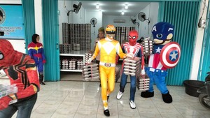 Cara Unik Polisi di Kampar Pakai Kostum Superhero Bagikan MBG ke SD